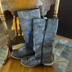 Size Eu 38 distressed brown boot. Gorgeous boot!